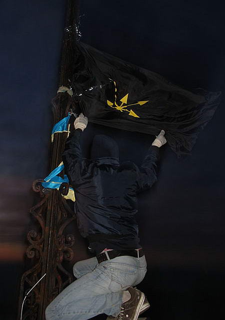 Активные рабочие евроазиатского союза молодежи (Россия) осквернили государственные символы Украины на горе Goverla