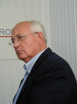 Горбачев упрекает Путина и критикует российские выборы