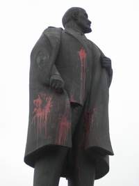 Мэру Северодонецка запретили, чтобы коснуться памятника Ленину. Иначе – преступная ответственность