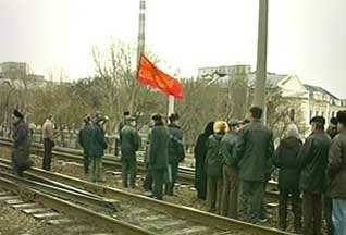 Служащие фабрики соды Lisichansky заблокировали железную дорогу