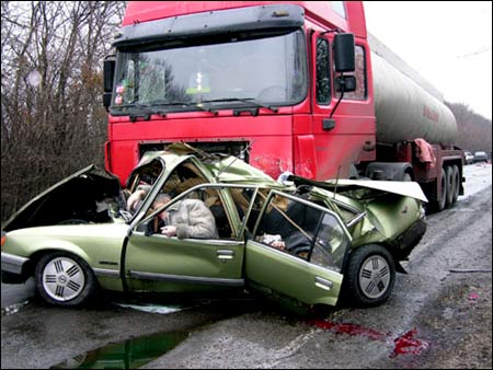 В Луганской области в дорожном происшествии с участием грузовика резервуара бензина были потеряны 5 человек фотографии