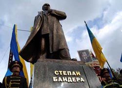 Бандеровцы, памятники, благородные граждане и … Красная Шляпа. Обзор Луганских средств массовой информации