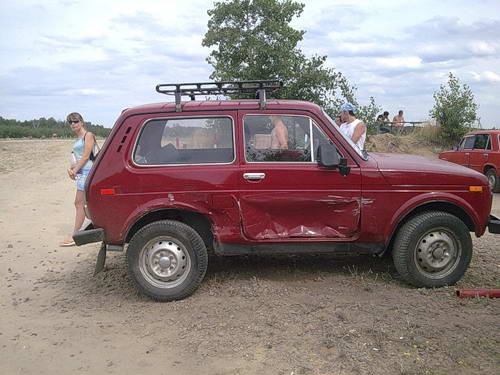 В Луганске пьяный водитель "Лексуса" призвал на берегу и нанес вред людям (фотография)